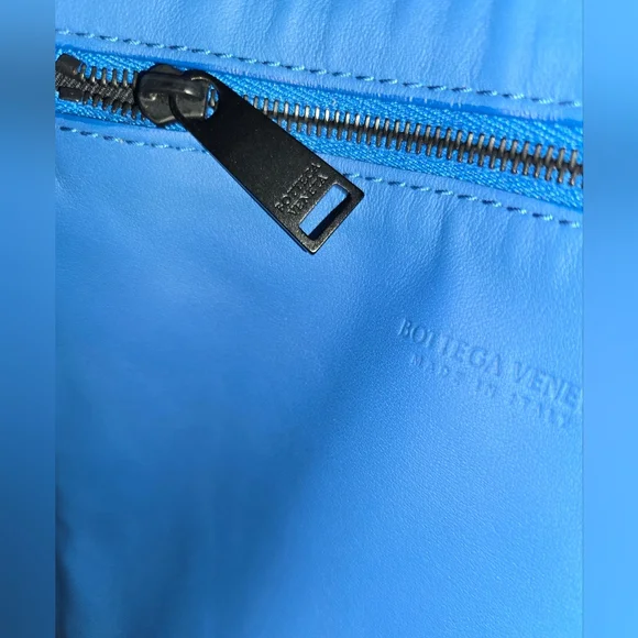 Bottega Veneta Intrecciato Leather Messenger Bag With COA Authentication - Picture 11 of 16